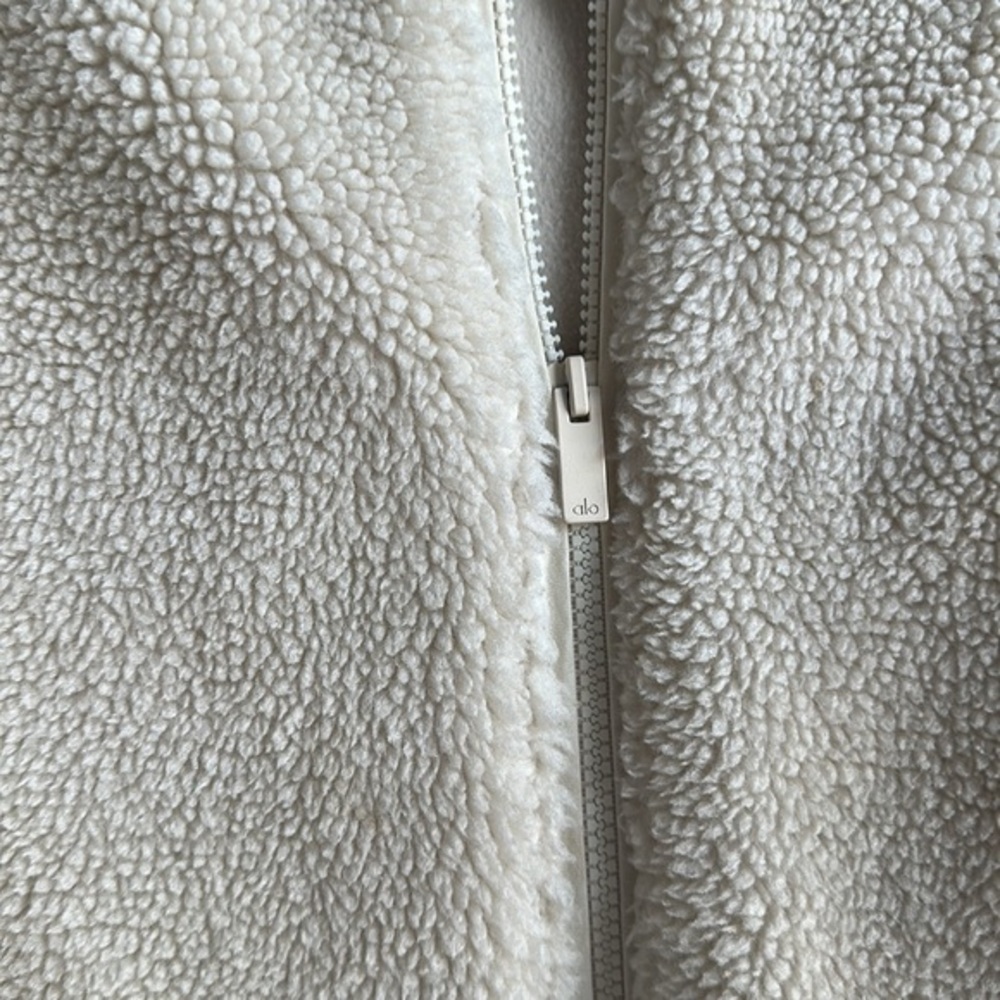 ALO Yoga Teddy Sherpa - Picture 5 of 5